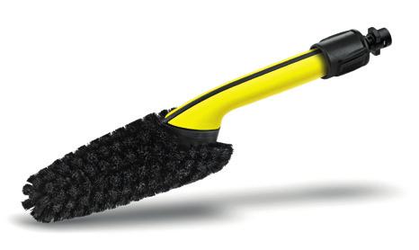 Naneste s pomocí funkce nanášení čisticích prostředků nebo speciální pěnovací trysky kompletně na celé vozidlo Autošampon Kärcher (obj.č. 6.295-750.0) a nechte ho chvíli působit.