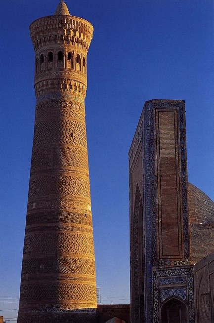 Minaret Kalan v Buchaře (1127) vzory v režném zdivu glazované obklady