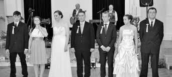 Všechny přítomné - z řad studentů, rodičů, pozvaných hostů, zaměstnanců a jejich rodinných příslušníků, úvodním slovem přivítala moderátorka Libuše Hojsáková a následoval zahajovací proslov ředitelky