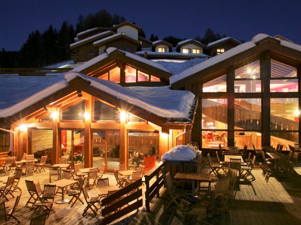 Důvody, proč milovat Club Med Peisey-Vallandry Užijete si nádherný výhled na sjezdové tratě z Vašeho balkonu a hlavní terasy hotelového resortu Možnost volby mezi zimními aktivitami jako je lyžování,