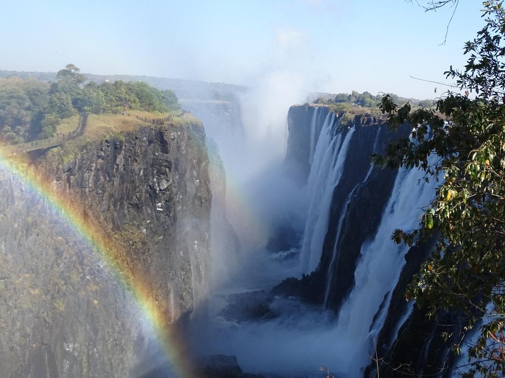Fakultatívny prechod do Zimbabwe a návšteva vodopádov od mesta Victoria
