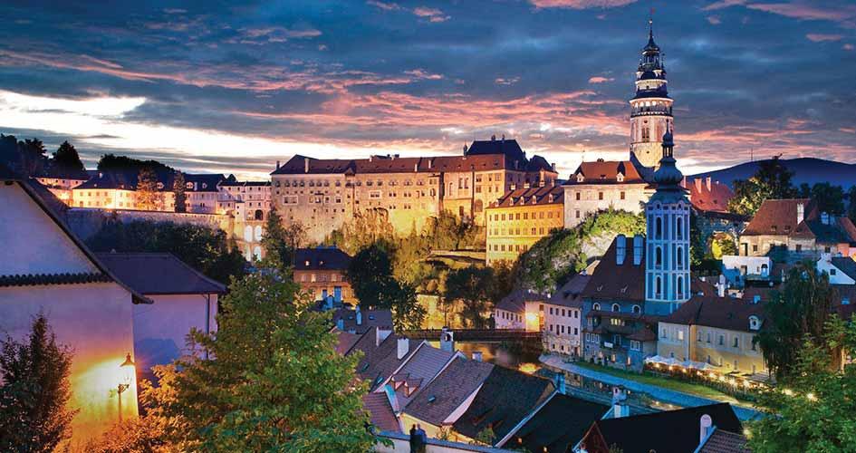 TO NEJLEPŠÍ Z BAROKA Baroko na zámku i v podzámčí Český Krumlov DÉLKA 33 km ČASOVÁ NÁROČNOST 1-2 dny Město, jemuž vévodí mohutný hrad a zámek, dodnes střeží mnohá dávná tajemství a na každém kroku tu