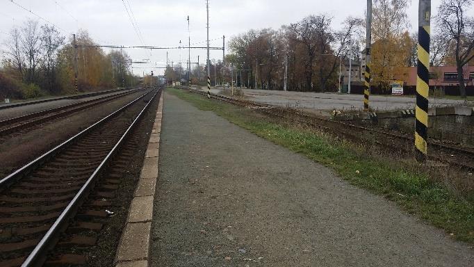 Trolejbus MHD v zastávce u žst. Hradec Králové-Slezské Předměstí Obrázek 18. Východní volná skládka žst.