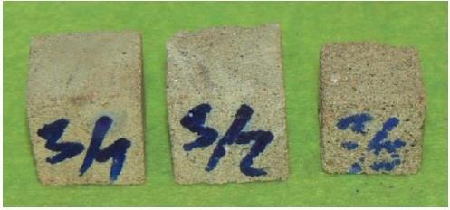 Obrázek 49 Zkušební tělesa M3/1 až M3/3 vytvořená z cihel z jádrového vývrtu V3. [13] 7.2. Výsledky zkoušek malty 7.2.1.Výsledky zkoušek malty na vzorcích odebraných z konstrukce Výsledky zkoušek malty na tělesech (krychlích) vyrobených z jádrových vývrtů jsou uvedeny v tabulce 11.