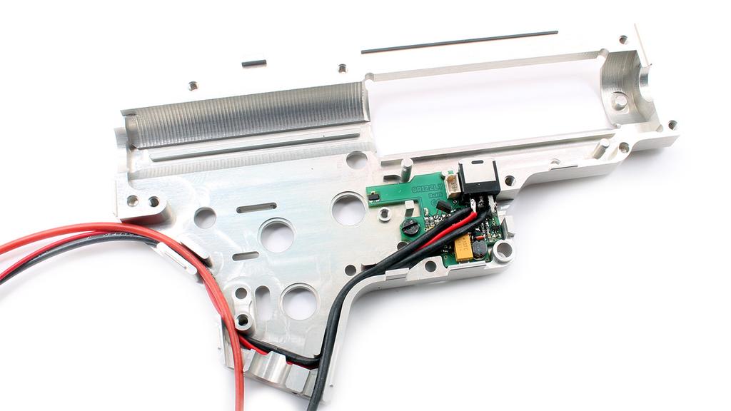 Příprava instalace Pro instalaci PSJ-M2 demontujte mechabox ze zbraně a z mechaboxu následně odstraňte všechny vnitřní díly. Obr.1: Demontovaný mechabox po odstranění všech vnitřních dílů 5.2. Uložení jednotky PSJ-M2 Vložte jednotku do zbraně spodní částí napřed.