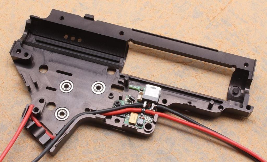 Příprava instalace Pro instalaci PSJ-M2 demontujte mechabox ze zbraně a z toho následně odstraňte všechny vnitřní díly (obr.1). Obr.1: Demontovaný mechabox po odstranění všech vnitřních dílů 5.2. Uložení jednotky PSJ-M2 Vložte jednotku do zbraně spodní částí napřed.