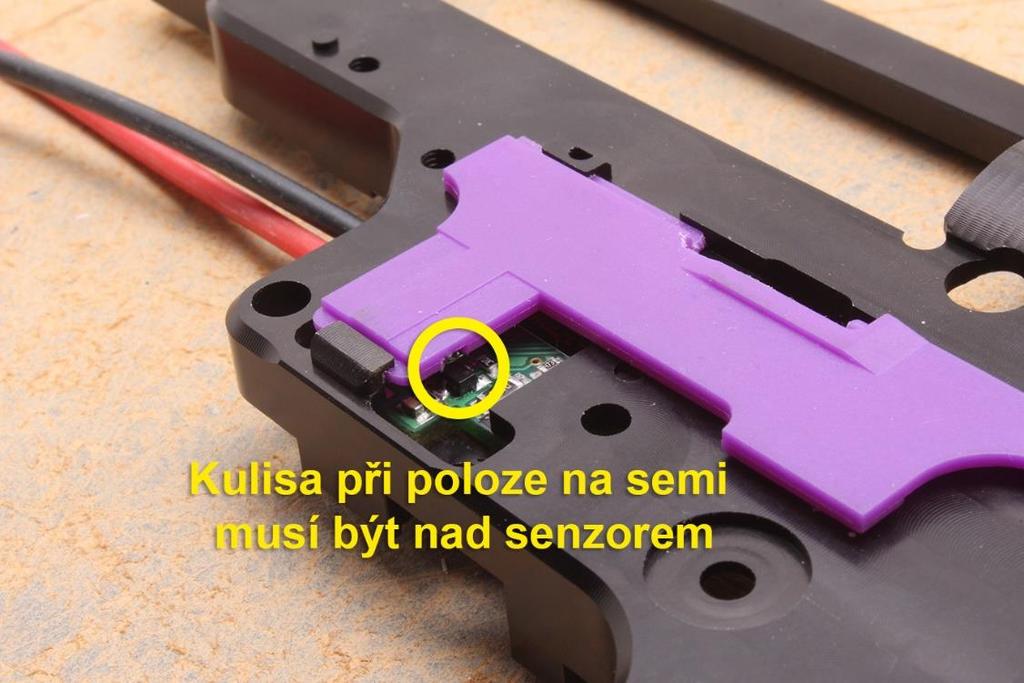 Obr.5: Vložená kulisa selektoru střelby 5.4. Příprava přerušovače střelby Na přerušovač střelby je třeba umístit magnet tak, aby při základní poloze přerušovače magnet byl co nejblíže k sondě (obr.6).