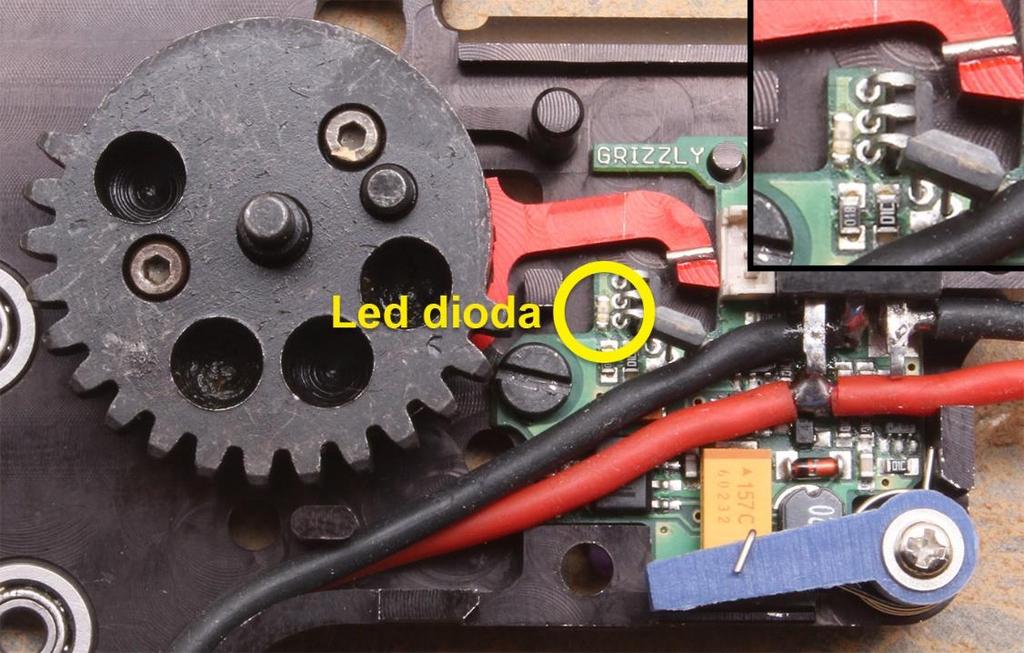 magnet u senzoru = LED dioda svítí