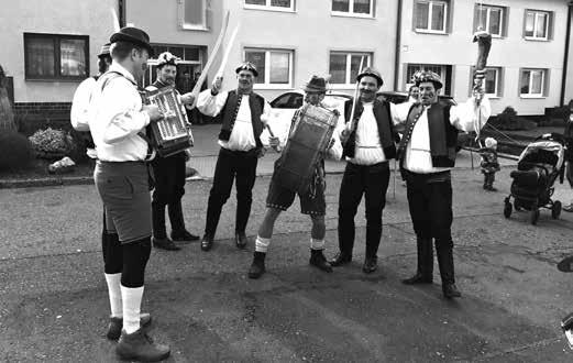 poprosit Vás, kteří máte doma kroj nebo jednotlivé krojové součástky a víte, že je nosit nebudete a nemáte pro ně využití, nevyhazujte je, ale poskytněte krúžku Dolněmčan.