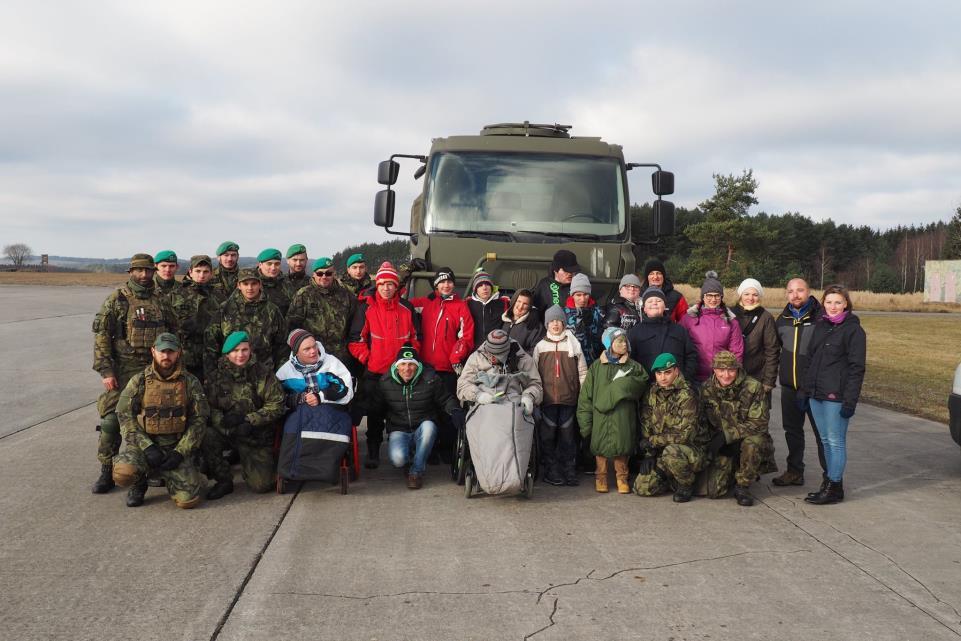 Návštěva u 151. ženijního praporu v Bechyni Žáci našich škol navštívili 29. 11. 2016 základnu 151.