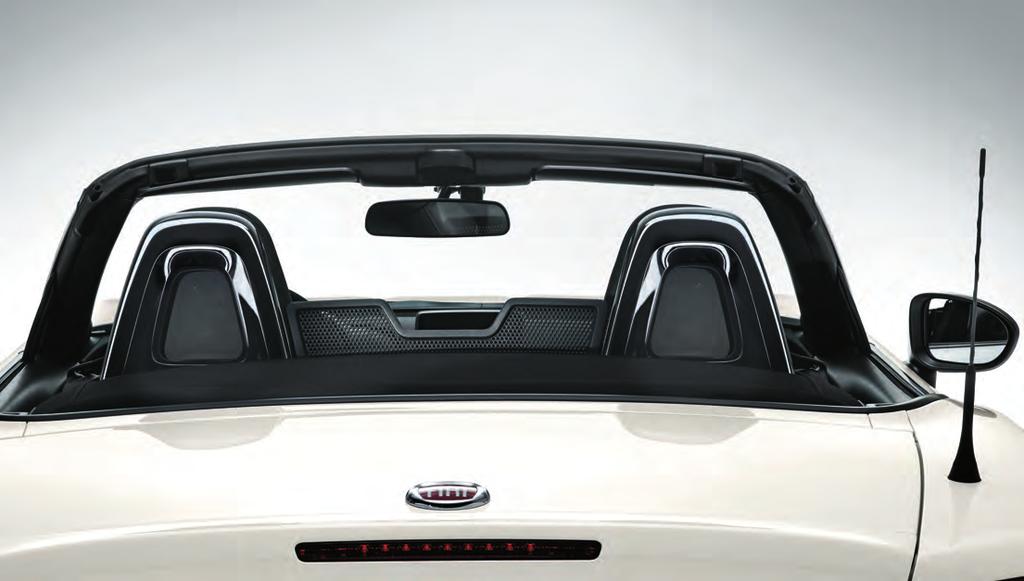 EXTERIÉR Elegantné krivky modelu 124 Spider najlepšie zvýraznia doplnky v čiernej farbe. Stavte na osvedčenú klasiku.