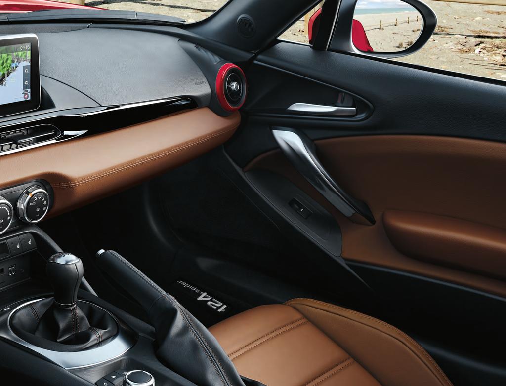 JEDINEČNOSŤ INTERIÉR Podčiarknite jedinečnosť a eleganciu modelu 124 Spider originálnym príslušenstvom