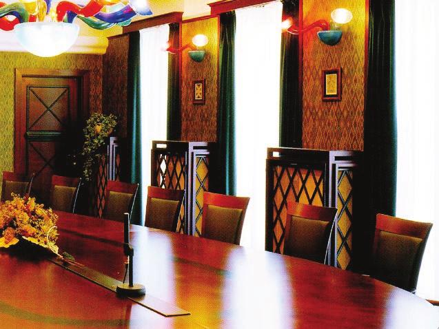 hry jako kulečník a šachy stylová klubová místnost s barem a krbem, interiér je řešený ve stylu anglického klubu Restaurace kapacita 25 míst - slouží k podávání snídaní, obědů a večeří dle