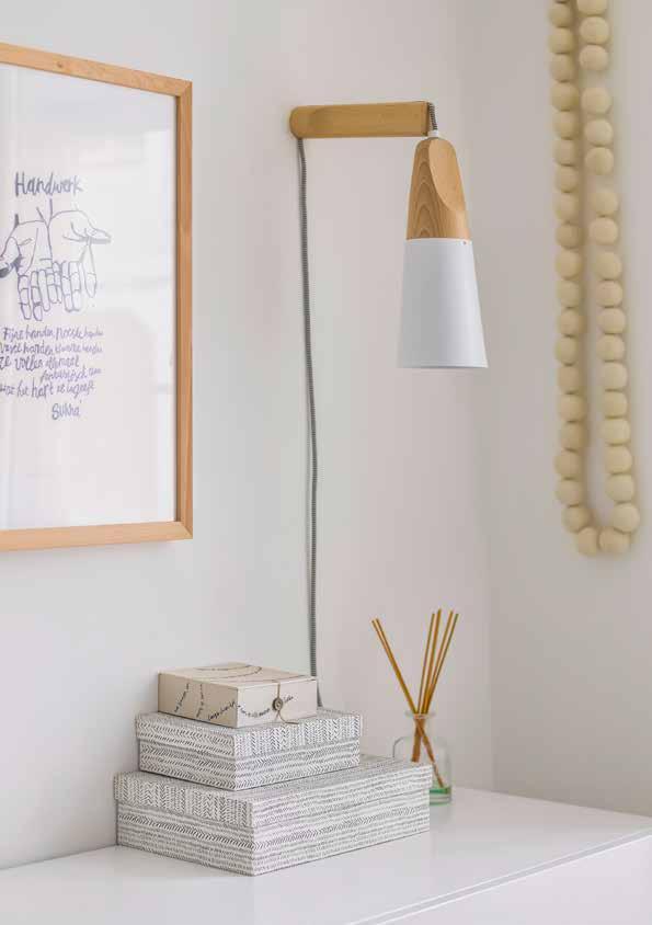 Aj táto miestnosť sa drží severskej dizajnovej línie vrátane ikonickej lampy Muuto.