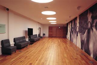 Predpokladaná kapacita sály v závislosti na druhu využitia: Vstupné foyer so šatňou 1.