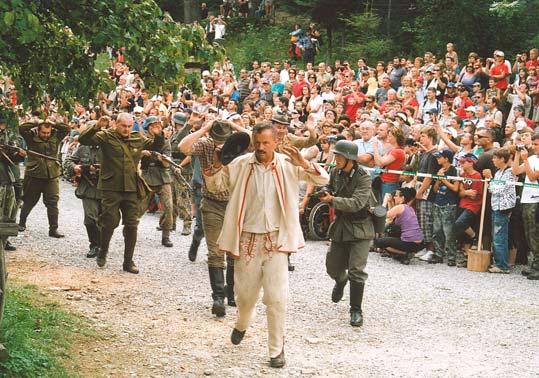 Vo vojenských uniformách, ale aj v dobovom civilnom oblečení sme spoznali aj zopár Podbielanov. Boje pôsobili tak verne a presvedčivo, že mnohé deti sa rozplakali ako keby to všetko bolo naozaj.