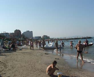 Lehátka a slunečníky na pláži jsou za poplatek, ale též je možné použít vlastní slunečníky.