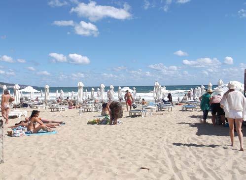 V za části pláže je možné umístit vlastní slunečníky. Blíže moře jsou slunečníky a lehátka za poplatek. Ubytování: 2lůžkové pokoje s možností 1 až 2 přistýlek.