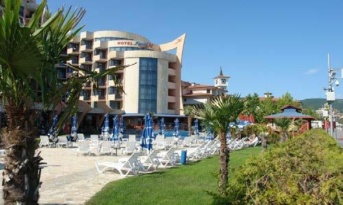 Fiesta M**** BULHARSKO / Slunečné pobřeží 10 Poloha: moderní, čtyřhvězdičkový hotel přímo u plážové promenády se nachází v severní části