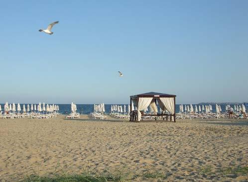 V za části pláže je možné umístit vlastní slunečníky. Blíže moře jsou slunečníky a lehátka za poplatek.