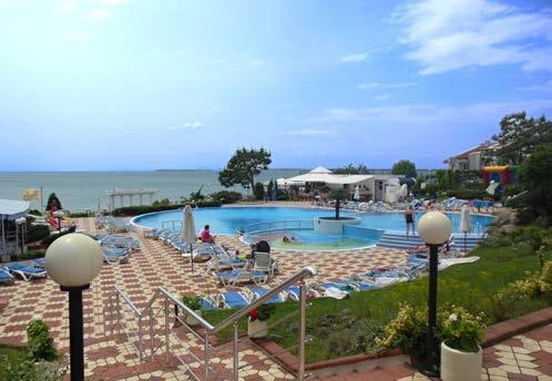 Hotel poskytuje příjemné zázemí, venkovní bazén, restauraci a několik barů. Vybavení resortu mohou využívat klienti obou hotelů bez omezení.