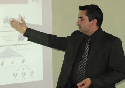 IBM zahajuje vzestup iseries a rozvíjí mamutí projekt Blue Gene. Díky propagaci má nyní společnost k dispozici třicet analytických studií v oblasti vlastního srovnání s konkurencí.