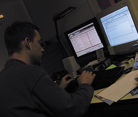 Pan Jan Hovorka pracuje jako inspektor potrubní pošty v jednom větším městě, má mírně nadprůměrný plat, silné brýle a dominantní hašteřivou ženu.