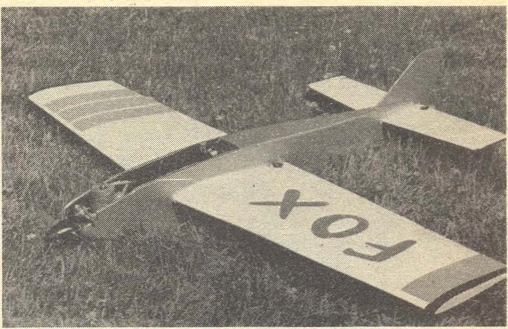 Prostor pro serva (ovládající křidélka, výškovku a případně motor), přijímač, zdroj a nádrž zůstane přístupný odspodu a bude v závěru montáže překryt balsovým prkénkem, připevněným jednoduše