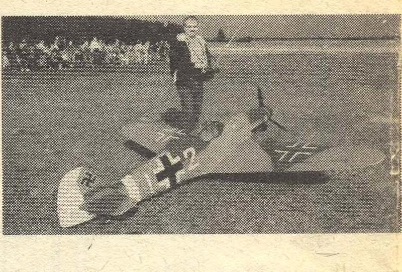 Walter Zahn měl na prsou vedle vysilače pověšený i přijímač varia s reproduktorem, a slyšel tak změnu tónu, udávající stoupáni nebo klesáni.