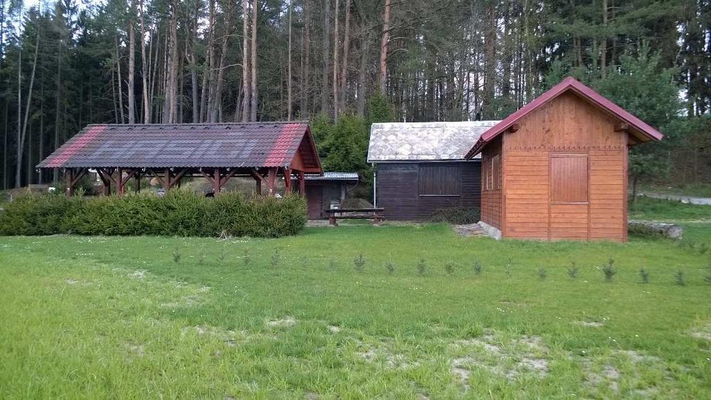 Dalšími významnými prvky jsou objekty poskytující zázemí pro účastníky soutěží, které nalezneme v severní části hřiště.