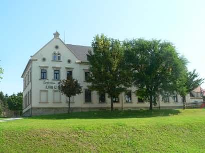 Taneční studio Light, tanečně divadelní soubor ZUŠ Na Popelce z Prahy Umělecký soubor Taneční studio Light funguje bezmála 20 let, momentálně v podobě občanského sdružení při Základní umělecké škole