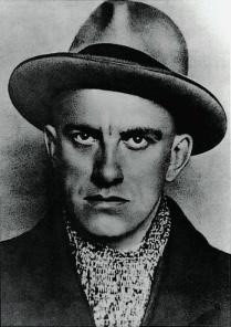 životopis Vladimir Vladimirovič Majakovskij Slovníček pojmů agitace (1893-1930) Ruský malíř, básník a jeden ze zakladatelů ruského futurismu.