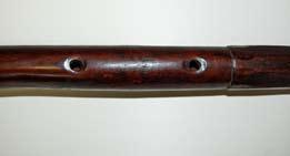 dlouhých fléten hledá u basových verzí tzv. bubnových píšťal (tabor pipe / Trommelpfeife), souboru píšťala + buben (viz např. Garaj 2006; Elschek 2006).