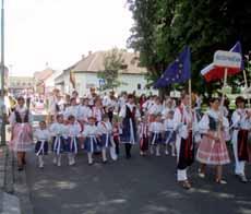 INTERREG v 12 príkladoch Ľudské zdroje, sociálny a kultúrny rozvoj (P1/O1) Zachovanie regionálnych tradícií Deti a tradície otvárajú hranice Konečný prijímateľ: Mesto Veselí nad Moravou Slovenský