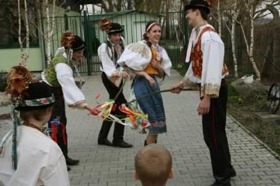 Zvyky a tradície počas Veľkonočných sviatkov v minulosti u nás na Slovensku. Na Zelený štvrtok naposledy rozoznejú kostolné zvony, ktoré stíchnu až do Veľkej noci.