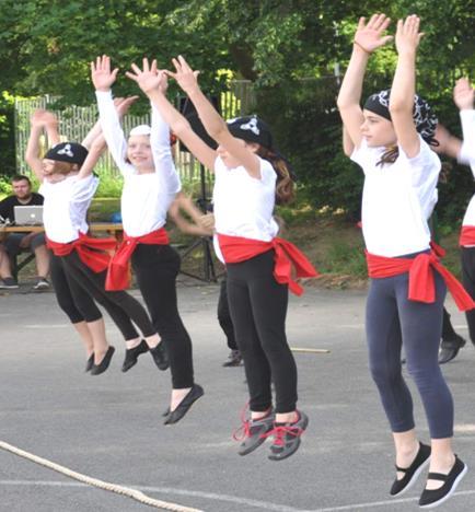 Zumba Čas: středa 15:00 16:00 Zumba je taneční fitness program, který