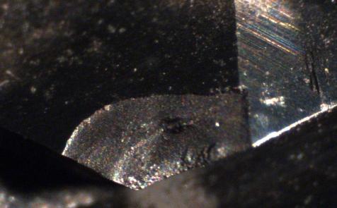 U frézy WD 108 je velikost opotřebení v podobě vylomení řezné části v rozmezí od 17 µm do 627 µm. Na Obr. 41 je možné vidět vylomení břitu frézy WD 108.