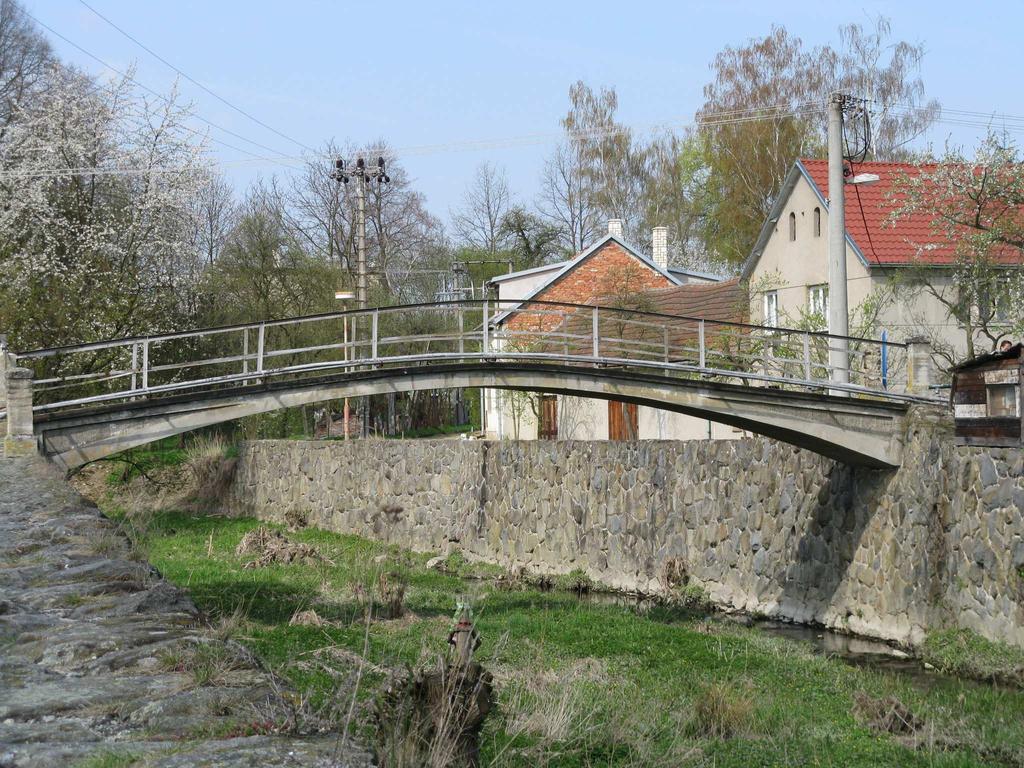 Tato lávka je dřevěná, široká 0,5 m. Druhá lávka slouží pro pěší chodce.