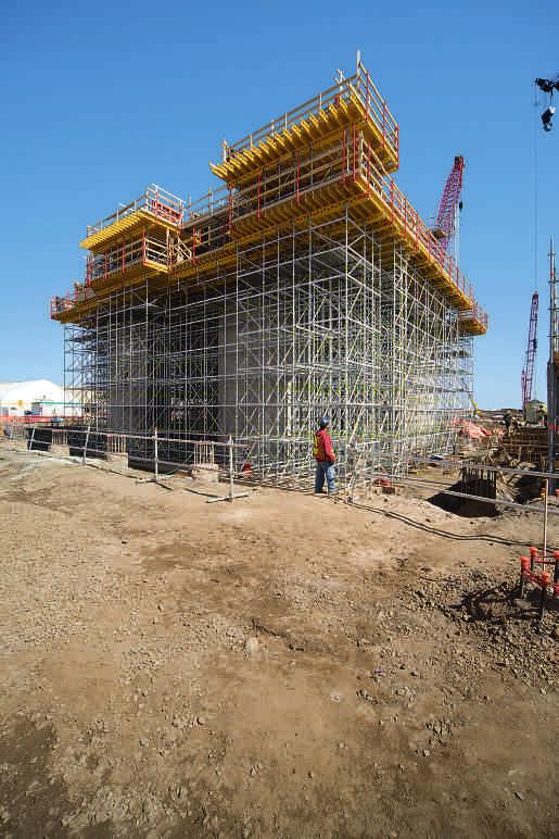 Příklady na stavbách Ke zhotovení průvlaků z monolitického betonu sloužil systém MULTIFLEX, stojky PEP byly vzájemně propojeny rámy PRK do podpěrných věží.