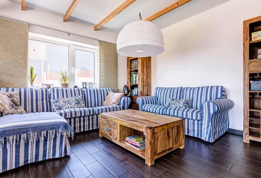 Obývací pokoj je vybaven masivním dřevěným nábytkem.