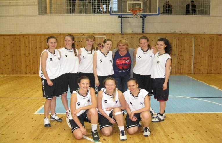 BRATISLAVSKÁ VYSOKOŠKOLSKÁ LIGA BASKETBAL ŽENY AKADEMICKÝ ROK 2013/2014 ROZPIS A USTANOVENIA SÚŤAŽE NÁZOV SÚŤAŽE Bratislavská vysokoškolská liga v basketbale žien USPORIADATEĽ Súťaž riadi SAUŠ a VŠK