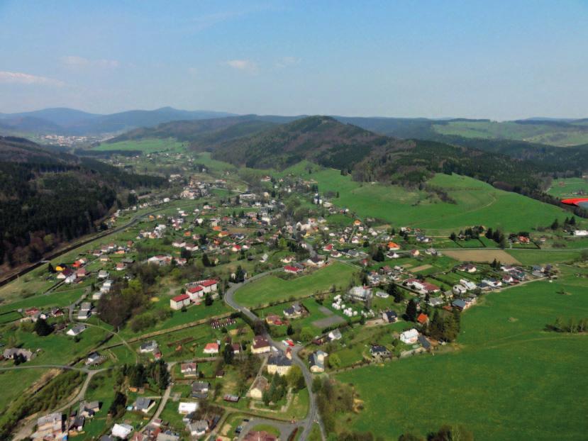 Vrbno pod Pradědem Město Vrbno pod Pradědem se nachází na soutoku Bílé, Střední a Černé Opavy v podhůří Jeseníků. Historickou památkou města je empírový kostel sv. Michala.