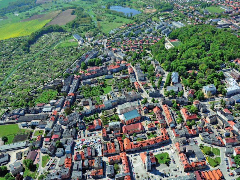 Prudnik Prudnik se nachází na rozhraní Hlubčické pahorkatiny a Opavských hor a protéká jím stejnojmenná řeka. Jeho historie sahá do 2. poloviny 13. století.