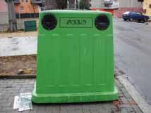 Do MODRÝCH NÁDOB je potrebné vhodiť: Noviny, časopisy, kancelársky papier, reklamné letáky, krabice, kartóny, papierové obaly a pod.