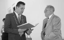 Dlžná mu nechcela zosta ani Nitra, ktorá ho privinula, keï mu nebolo naj¾ahšie. Primátor Jozef Dvonè mu pri príležitosti životného jubilea - 75 narodenín, odovzdal Cenu primátora.