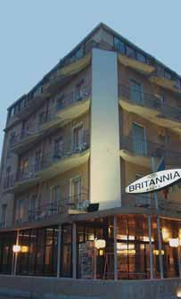 RIMINI Hotel BRITANNIA *** od 310 /osoba Poloha: v samom srdci Marina Centro, 50 m od pláže.