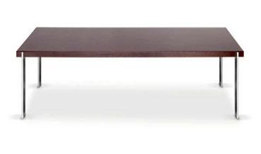 pl Quattro to komfortowa, a jednocześnie bardzo elegancka sofa w klasycznym stylu. Drewniana konstrukcja mebli oparta jest na nogach wykonanych z metalu lub drewna.