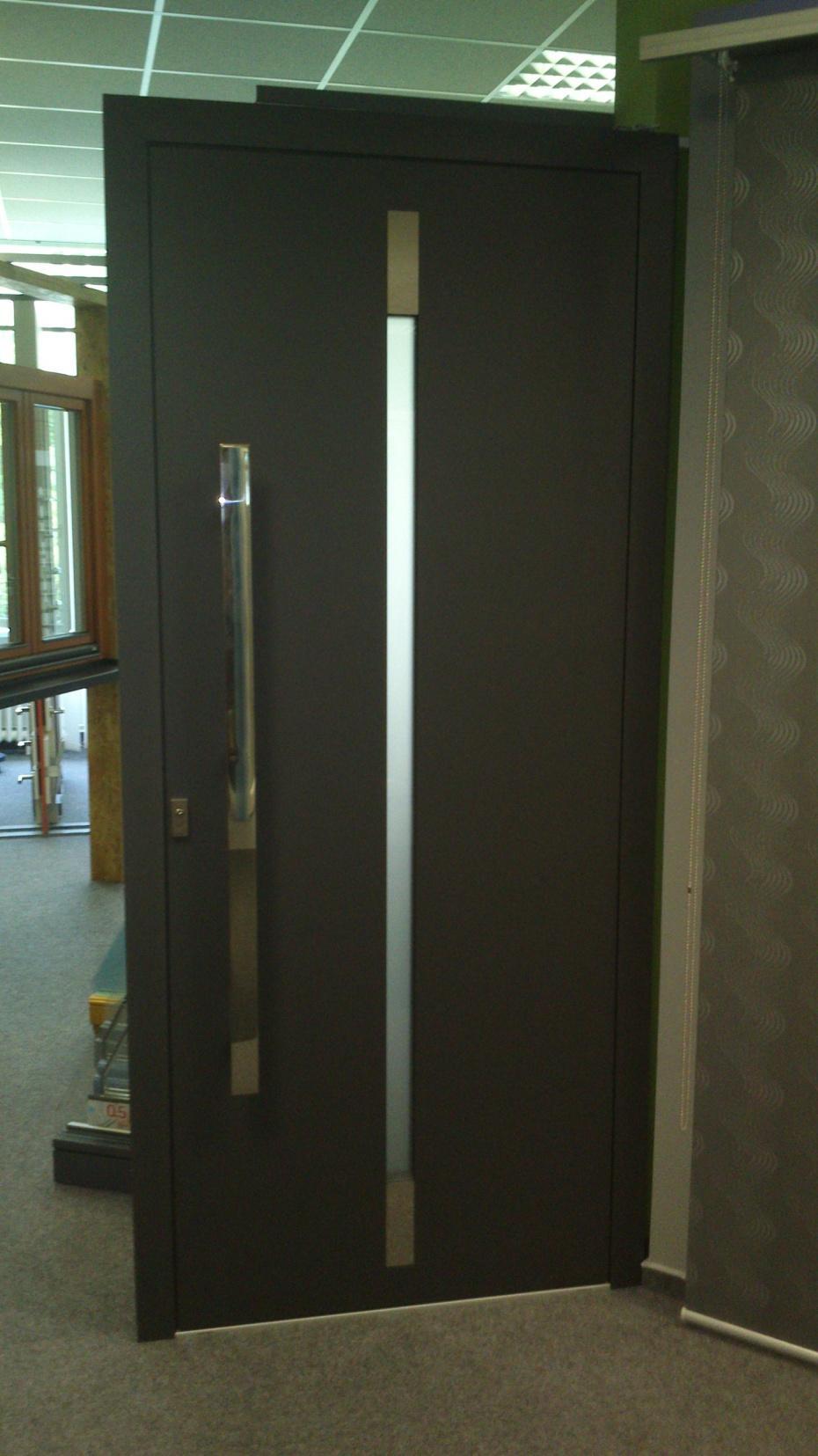 30 - Vchodové dveře Aluhaus Hliníkové vchodové dveře s nakládanou výplní otvíravé dovnitř, levé, síla 90