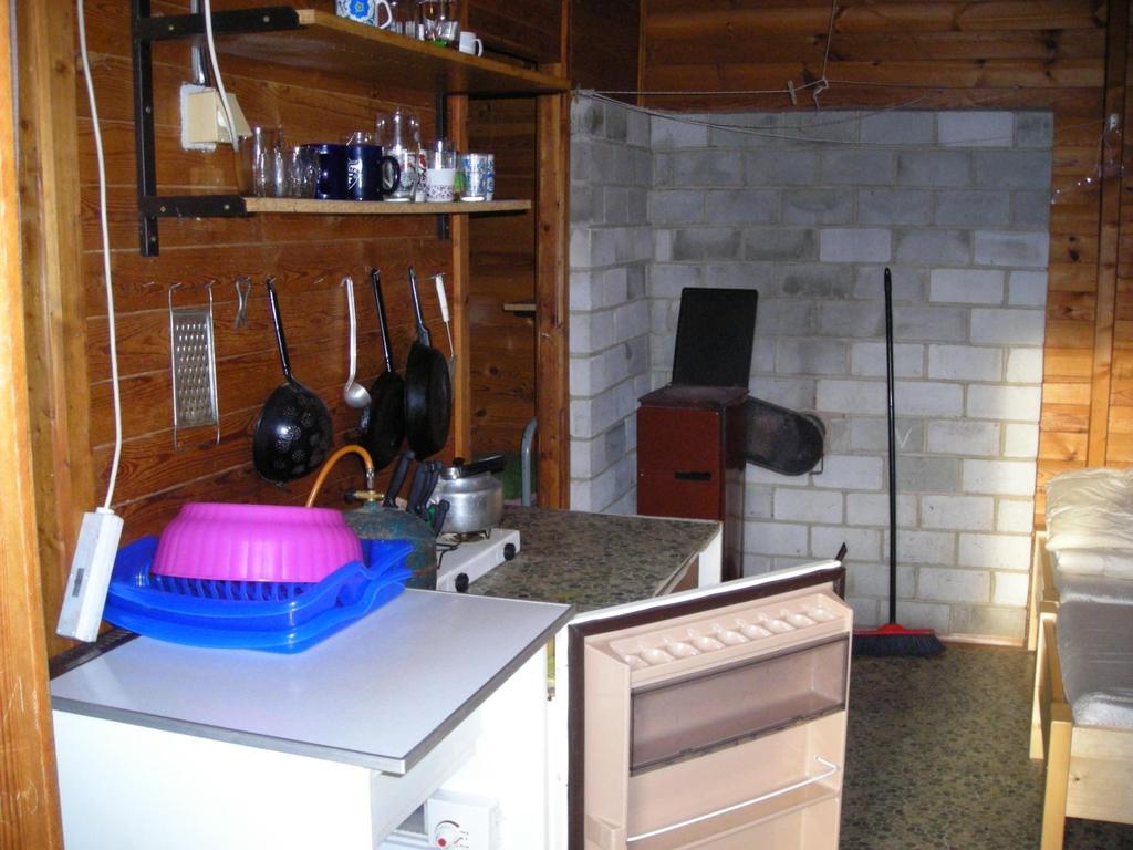 Den druhý jak se dělají laciné desetibodovky (24.8.2012) Vstávám do tmy. Koukám na hodinky a nevěřím svým očím. Vždyť je po šesté a taková tma. Po paměti šmátrám kolem sebe a hledám Baofeng UV-3R.