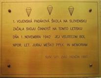 slovenská LETECKÁ ŠKOLA Na jej čele stál významný letecký akrobat Július TRNKA. V rokoch 1948-1949 velil leteckej divízii v Trenčíne.